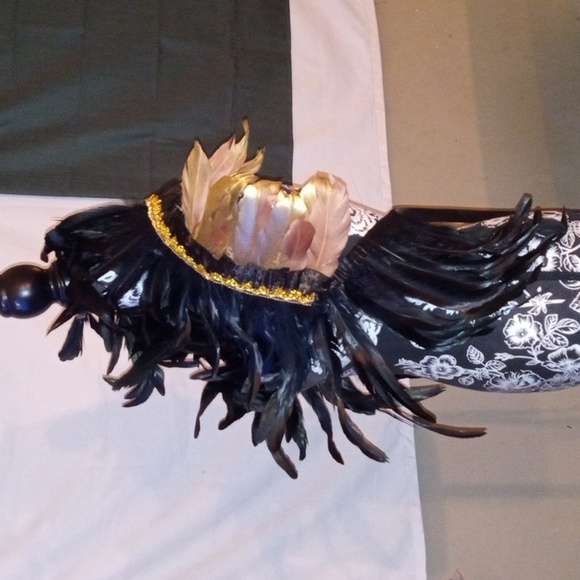 Georgous Feather Neck Piece - Picture 8 of 11